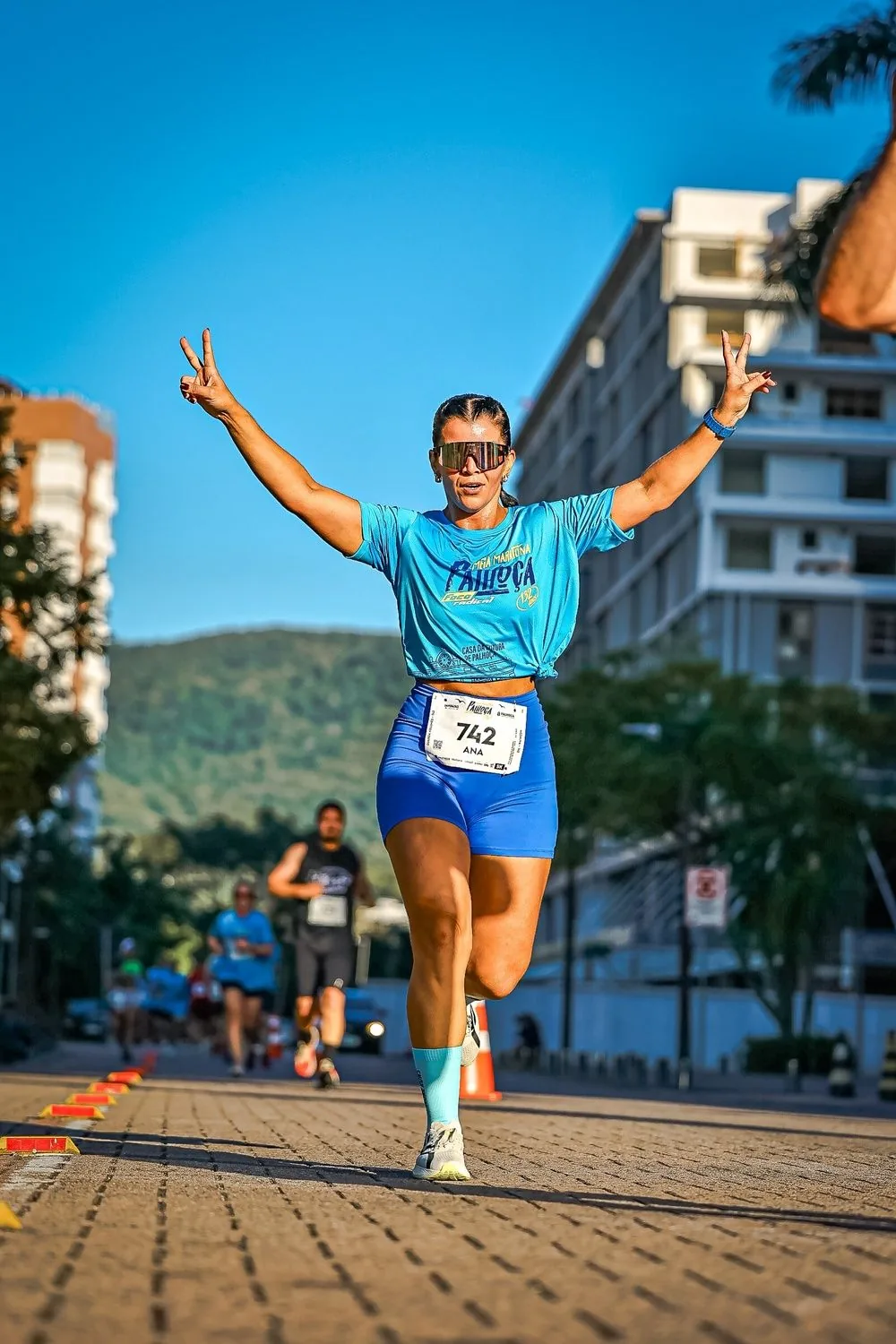 Atleta corre de braços abertos pelas ruas do Pedra Branca